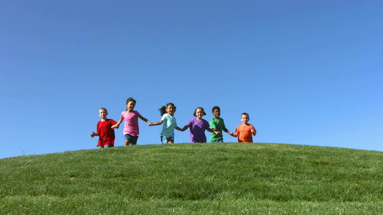一群多种族的孩子一起奔跑，慢动作视频下载