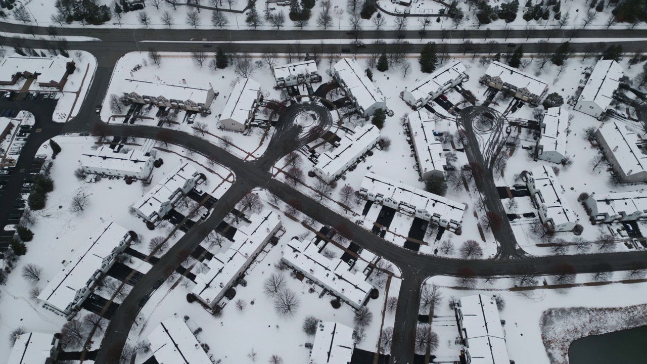 冬季内伯维尔市的全景鸟瞰图。顶部无人机镜头视频下载
