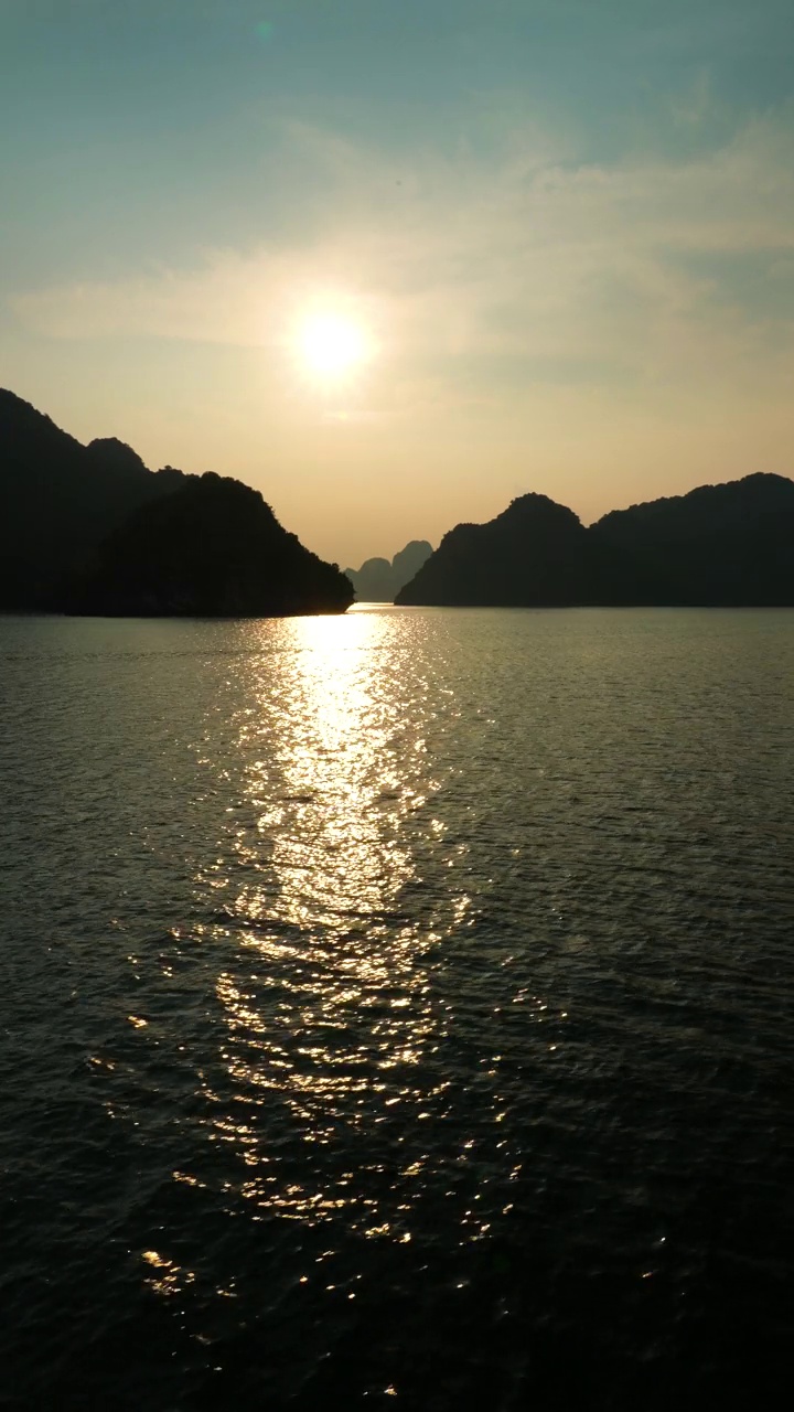 Sailing in Hạ Long Bay Vietnam Sunset view视频素材