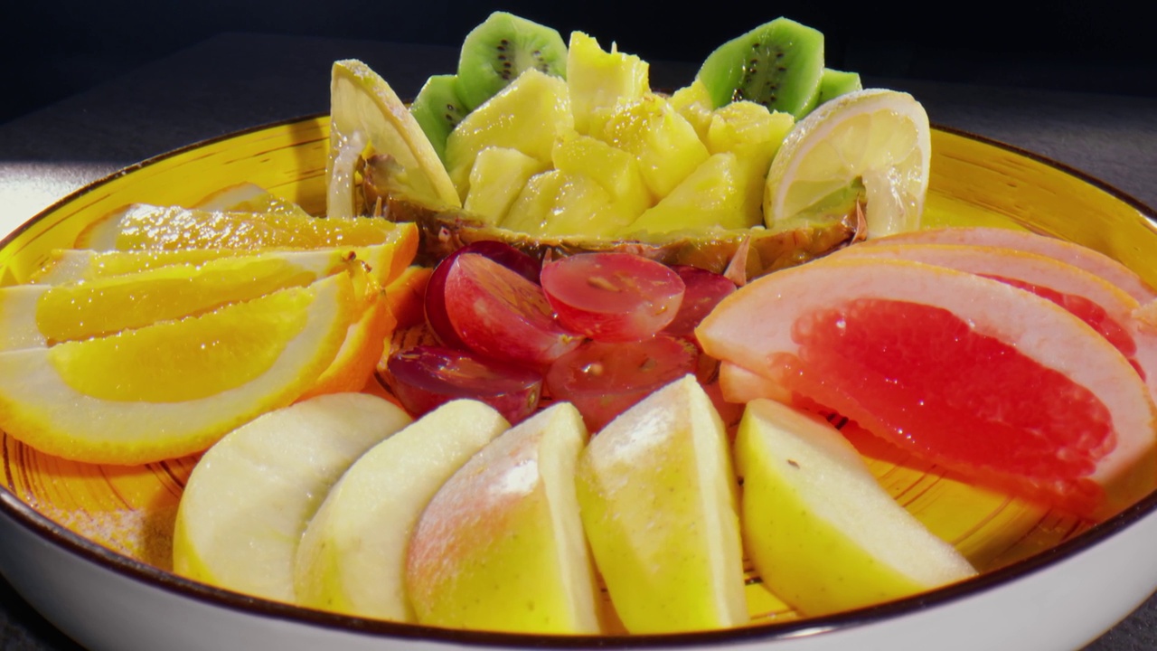 一碗水果:苹果，猕猴桃，柠檬，橙子，李子，柚子——凑近视频下载