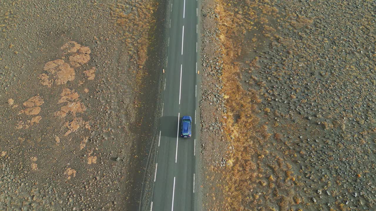 开车穿过冰岛的高地，无人机跟在车后面视频下载