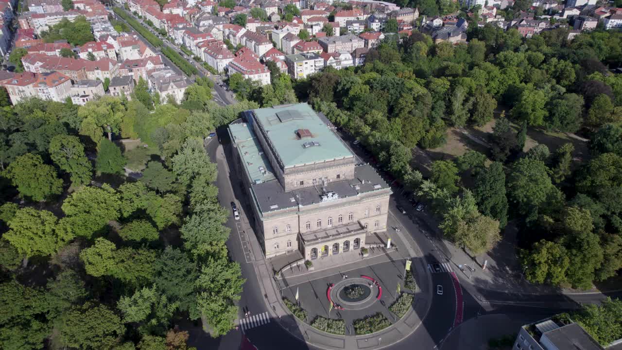 德国下萨克森州布伦瑞克州剧院和公园的鸟瞰图视频下载