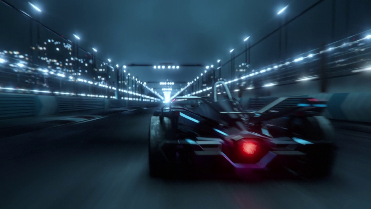 加速高性能电动赛车在夜间行驶在轨道上。摄像机跟随车辆。视频素材