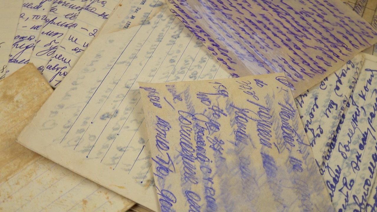 旧信笺放在桌上，纸张背景复古。视频素材