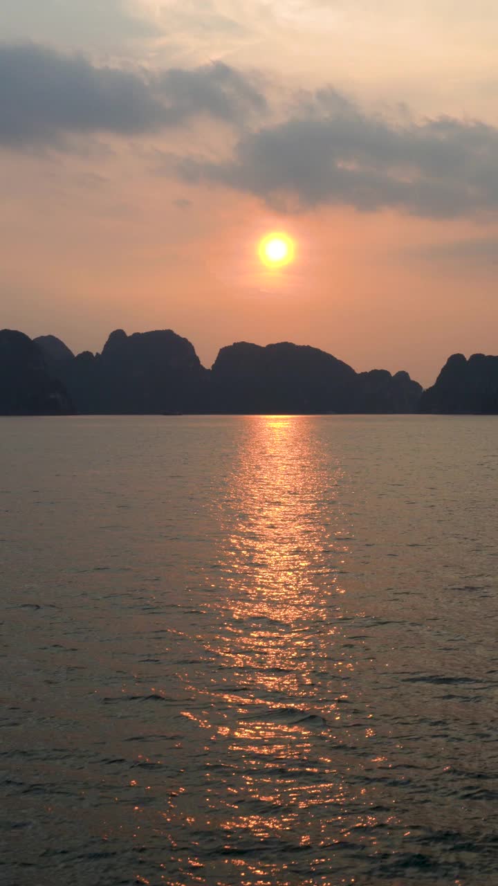 日落游船游下龙湾，越南必游体验视频素材