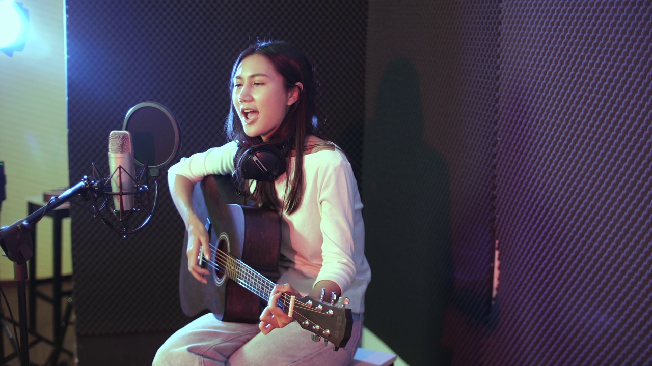 录音室里的亚洲原声女歌手视频素材