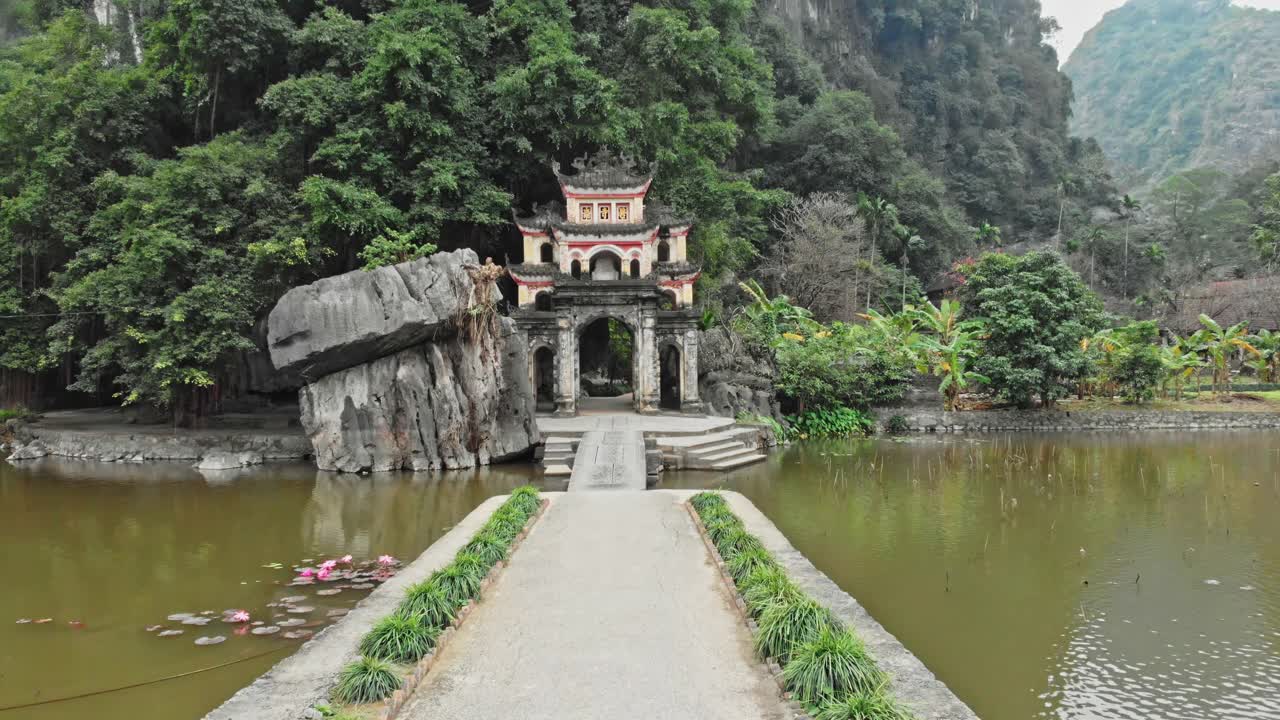 湖上的石桥通往古老的佛教寺庙视频素材