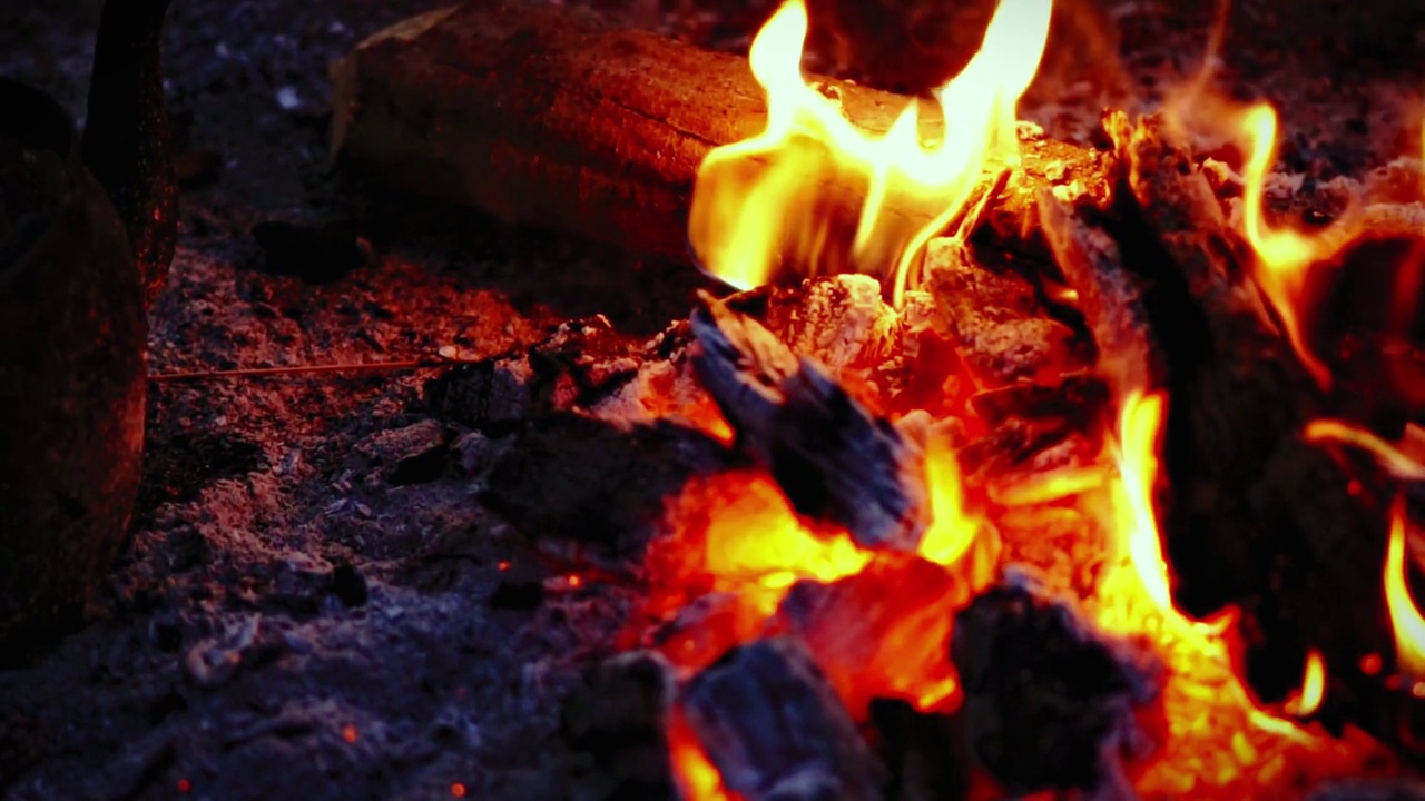 篝火的特写，在壁炉中燃烧的木头慢动作4k视频下载
