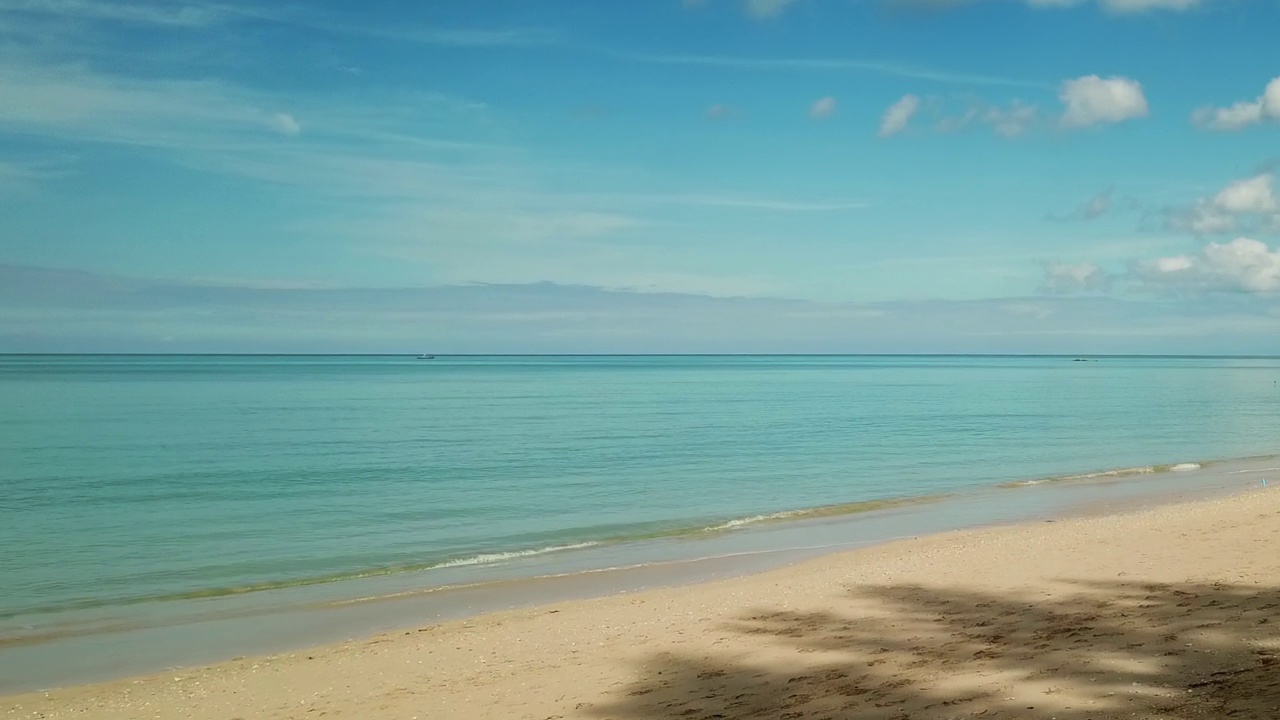 空无一人的海滩和平静的大海的航拍视频视频素材