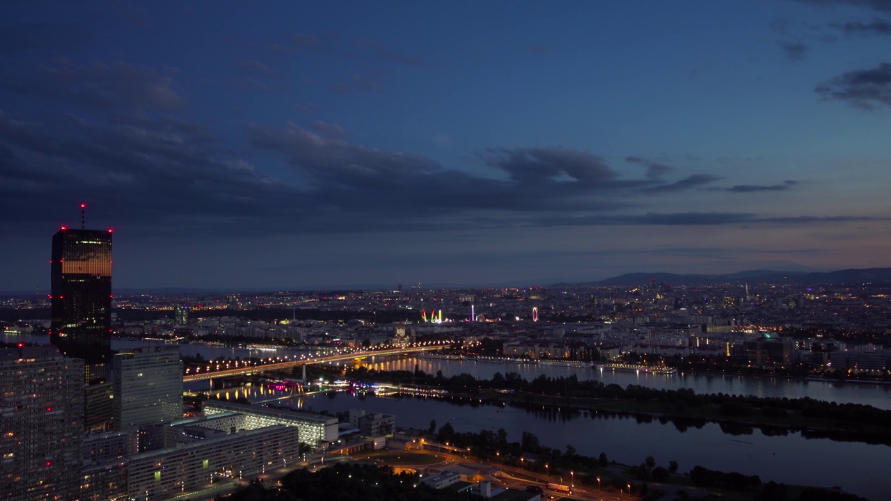 从空中俯瞰维也纳的夜空视频素材
