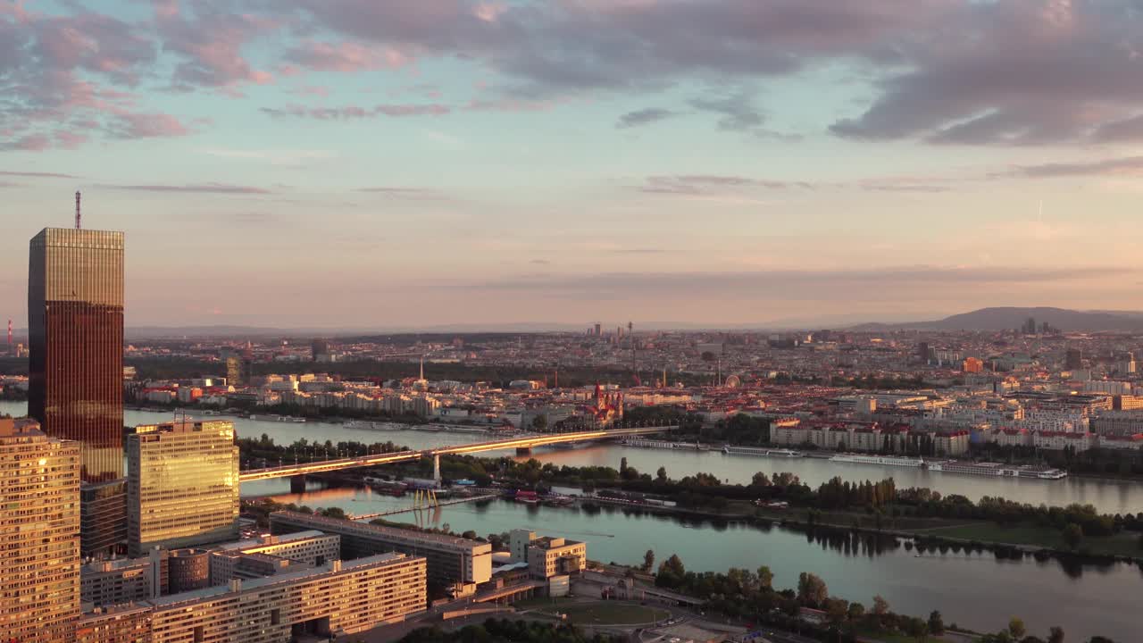 日落时分的维也纳城市鸟瞰图视频下载