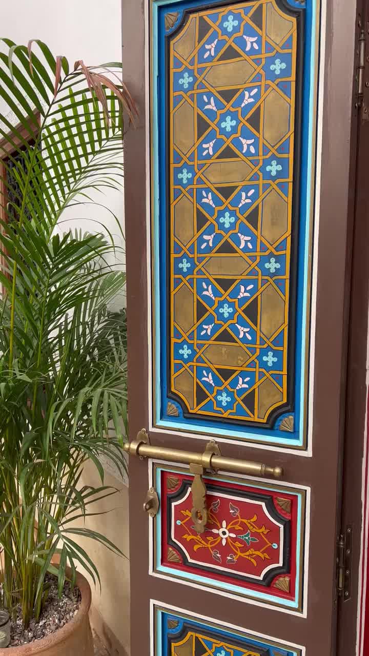 马拉喀什室内灰泥风格的瓷砖和墙壁细节在蓝色和绿色视频素材