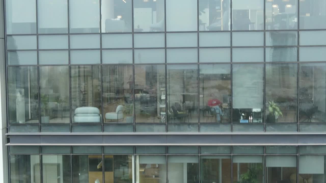 办公室窗户的航拍照片，人们在里面工作视频下载