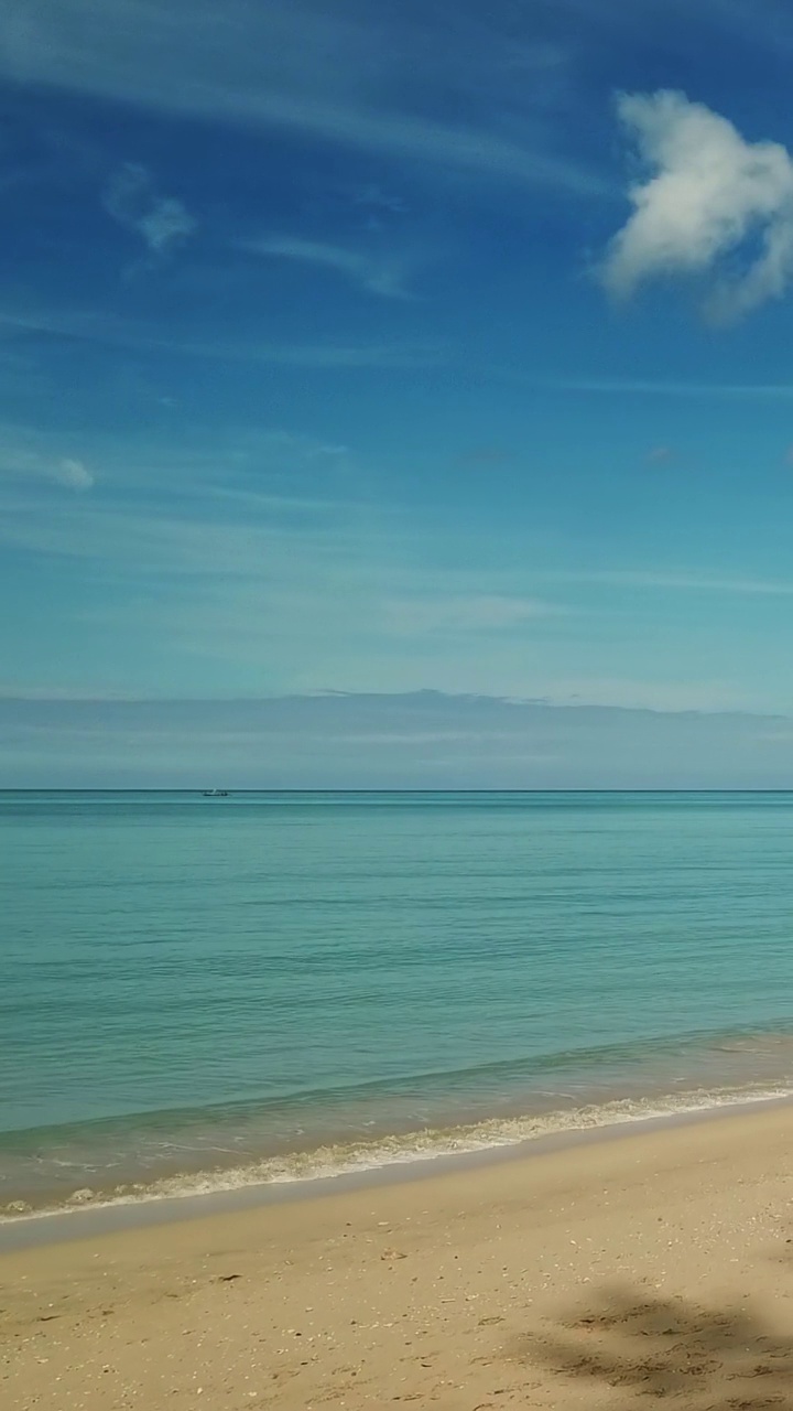 空无一人的海滩和平静的大海的航拍视频视频素材