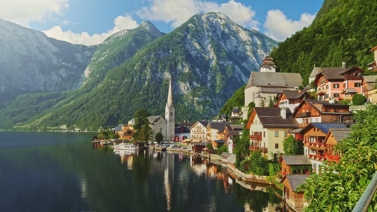 哈尔施塔特的早晨拍摄-美丽的阿尔卑斯山，奥地利。风景如画的湖边别墅和山峦。哈尔施塔特是奥地利最美丽的村庄之一视频素材