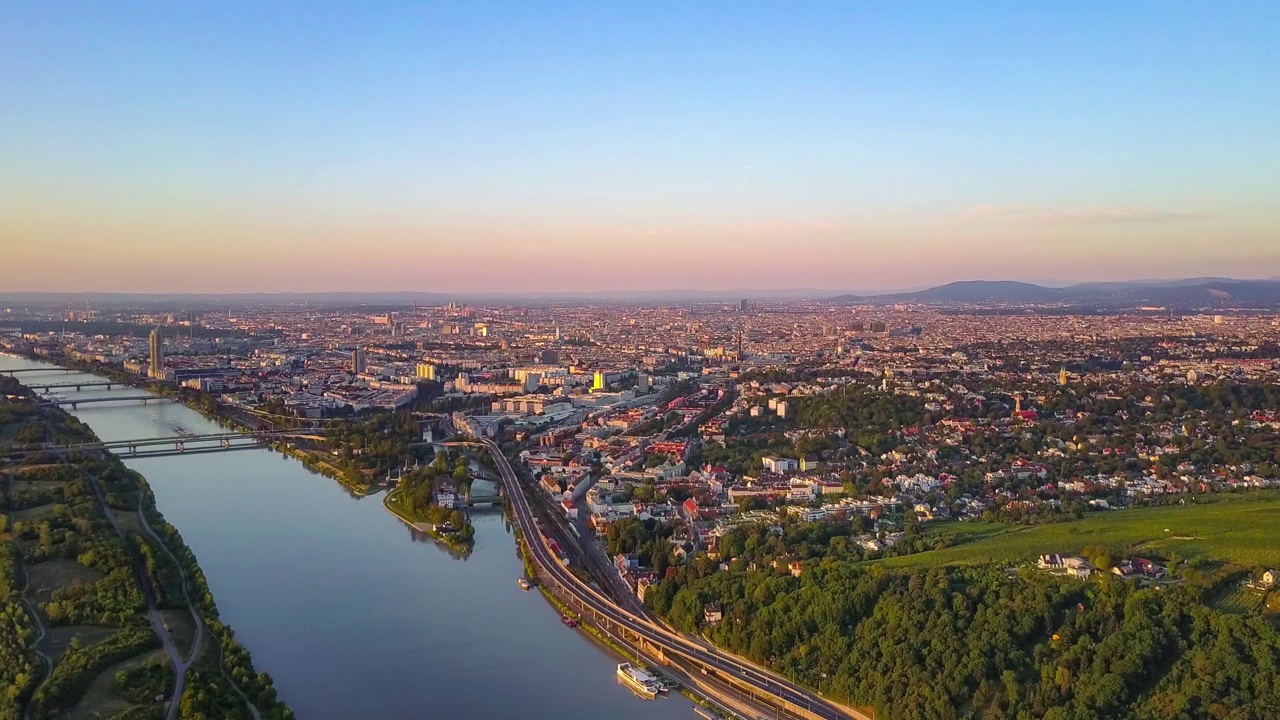 多瑙河上日出时的维也纳城市鸟瞰图视频素材