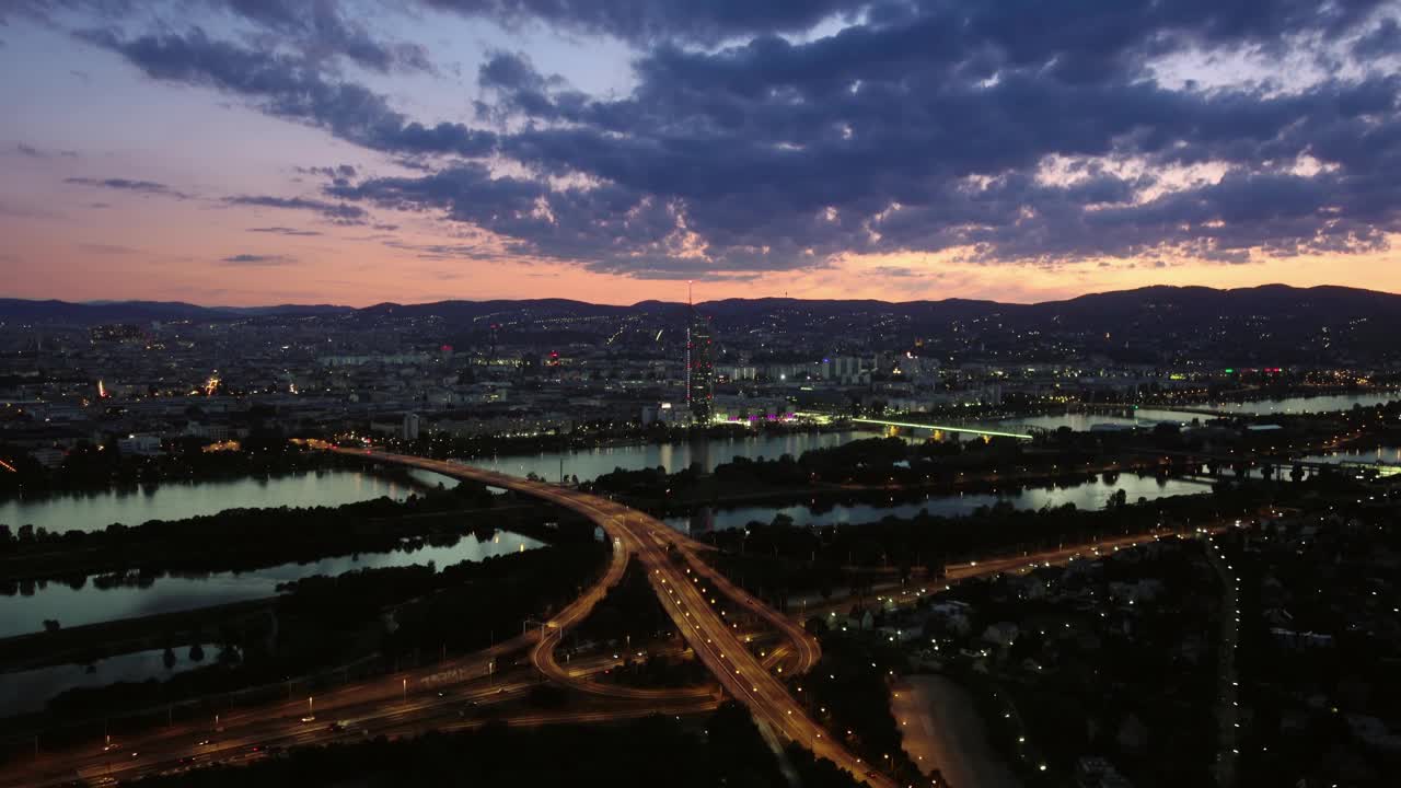 日落时分的维也纳天际线，高速公路上的交通视频素材