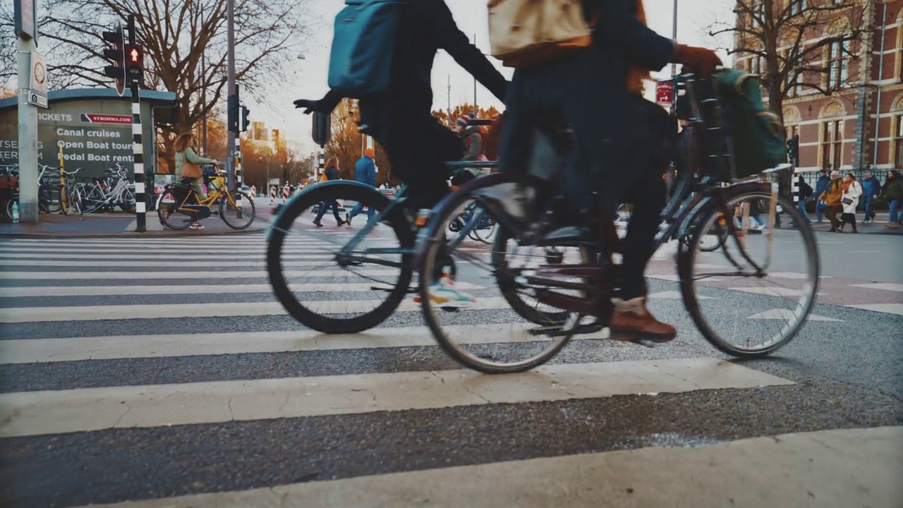 通勤者在街上骑车，人们在人行道上行走视频素材