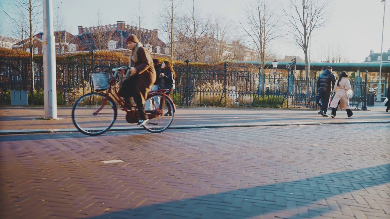 上班族在城市街道上骑自行车的慢动作镜头视频素材
