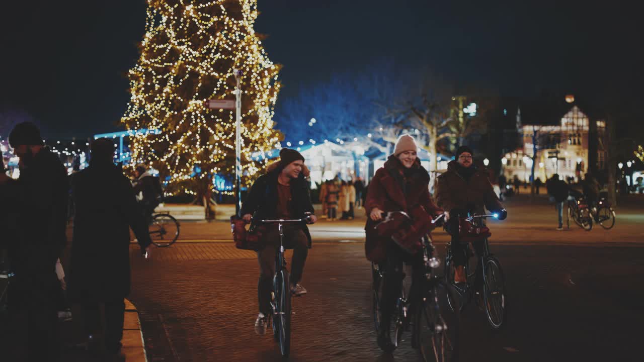 朋友们在圣诞假期骑自行车和探索城市视频素材