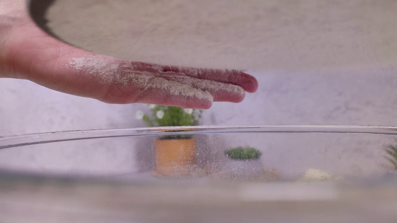 女性的手用筛子筛面粉视频素材