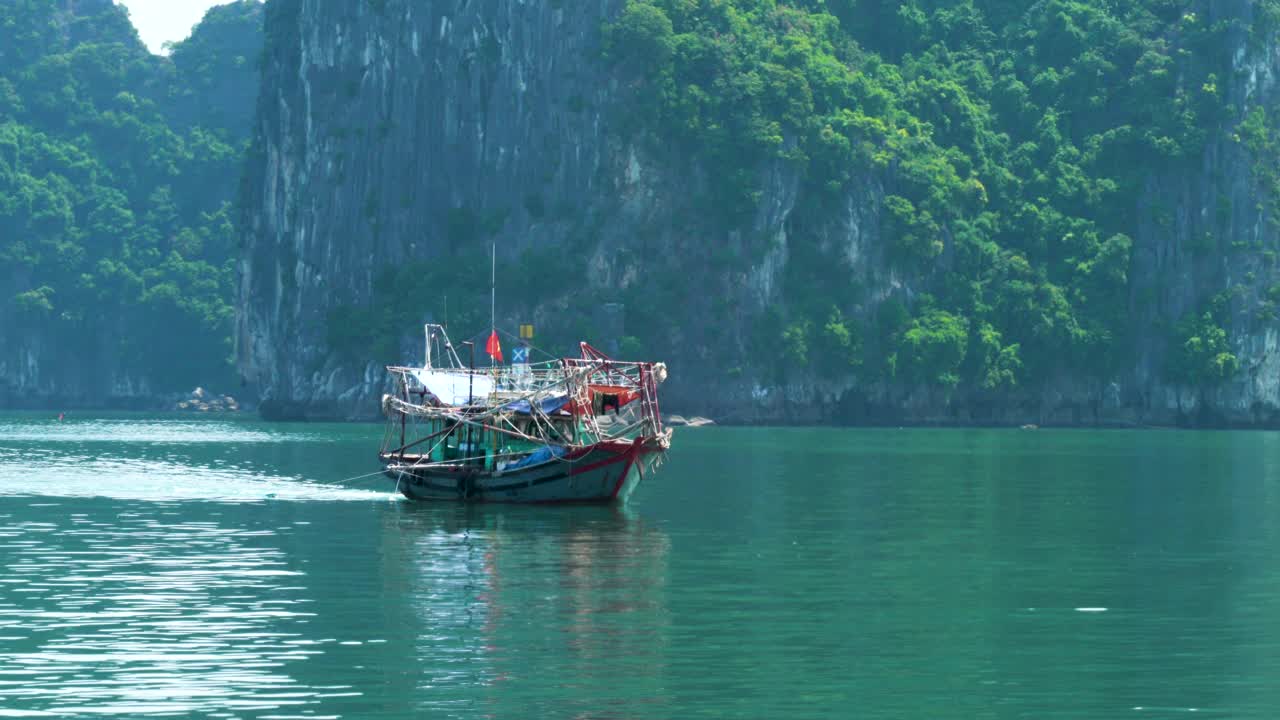 下龙湾的土著文化传统渔船视频素材