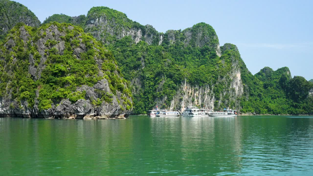 停泊在越南北部湾下龙湾的游船视频素材