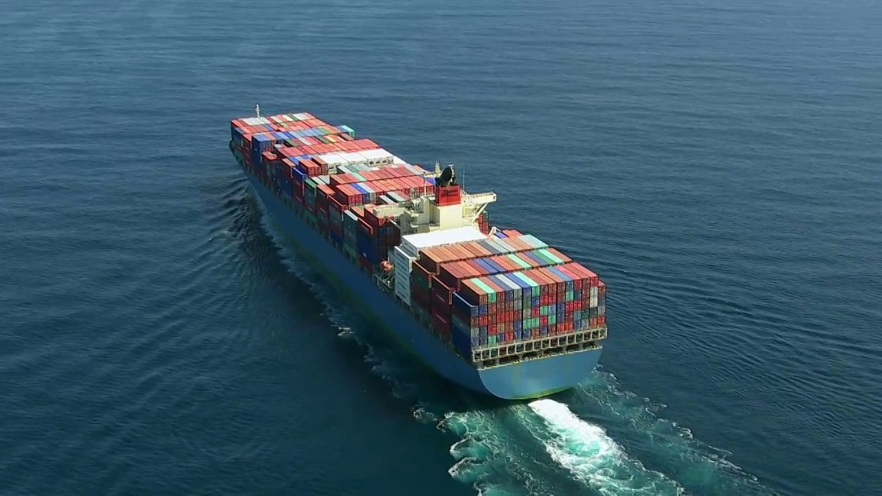 航拍遠洋集裝箱船視頻素材