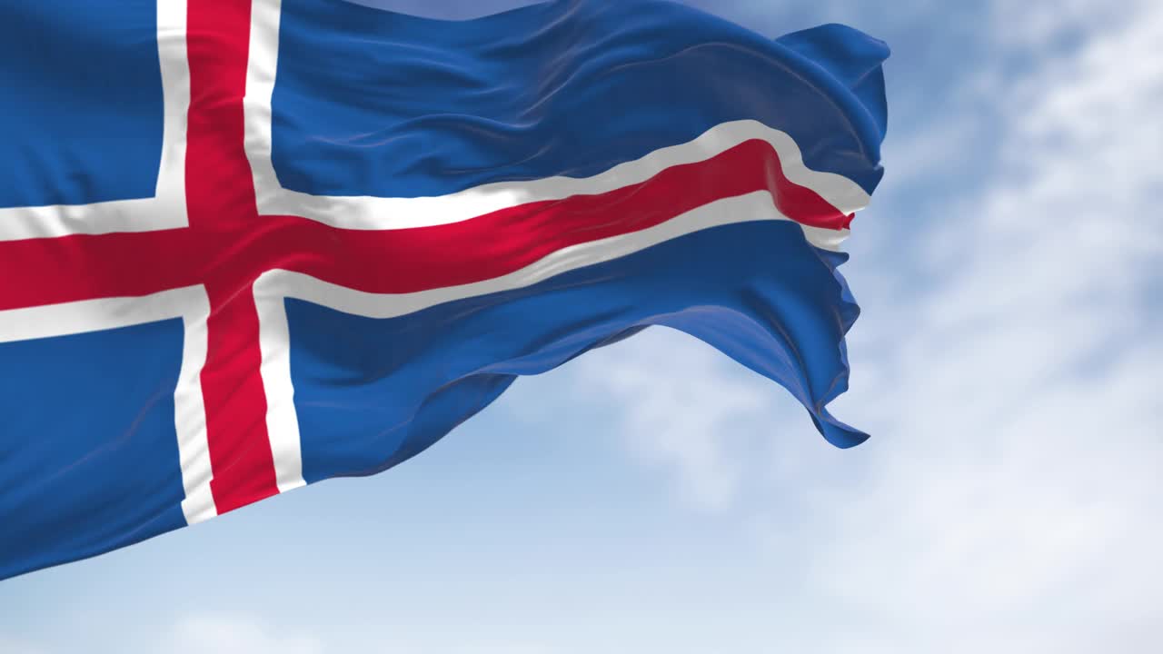 冰岛国旗在晴朗的海面上迎风飘扬视频素材