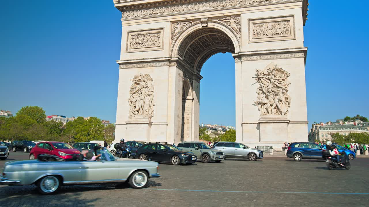 法国巴黎，历史地标凯旋门前的复古车。视频下载
