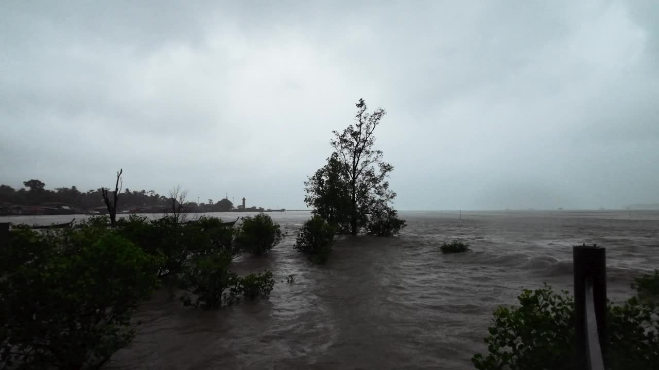 黑暗和阴沉的暴雨热带风暴泰国视频下载