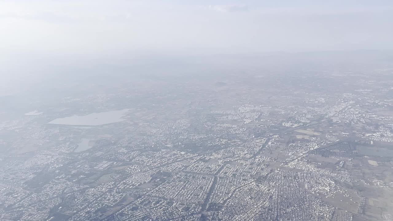 天空中的城镇:一个迷人的城市景观的空中视角视频下载