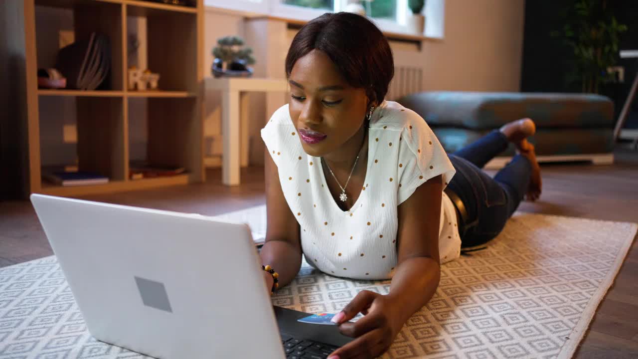 年轻的黑人女性在家网上购物视频素材