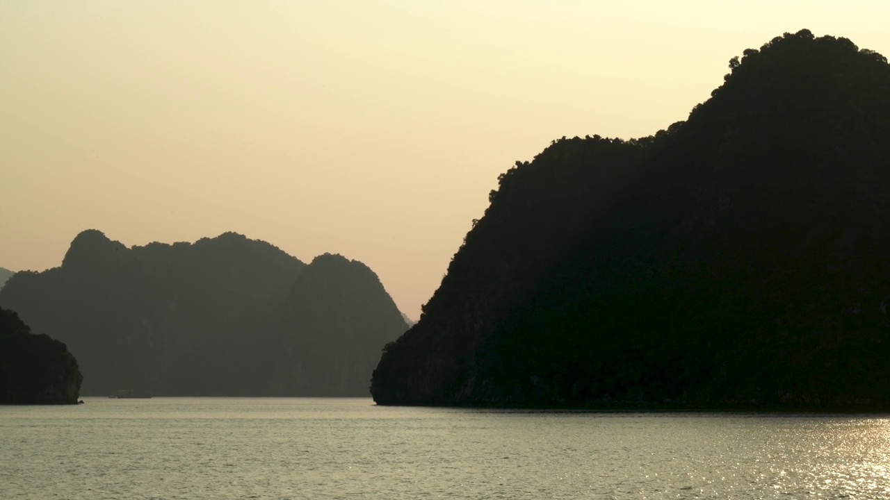 越南下龙湾日落的壮丽景色视频下载