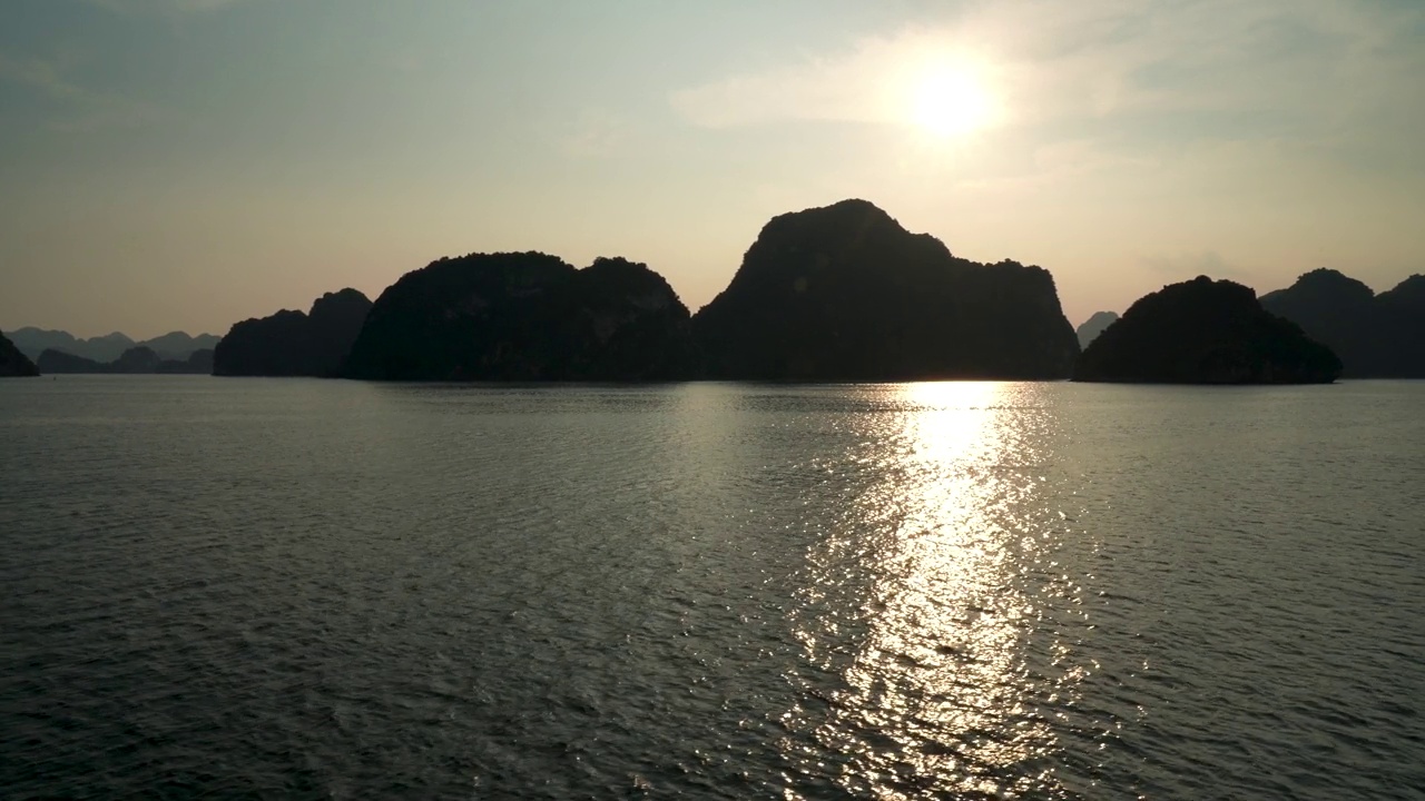 下龙湾日落的最佳景观视频素材