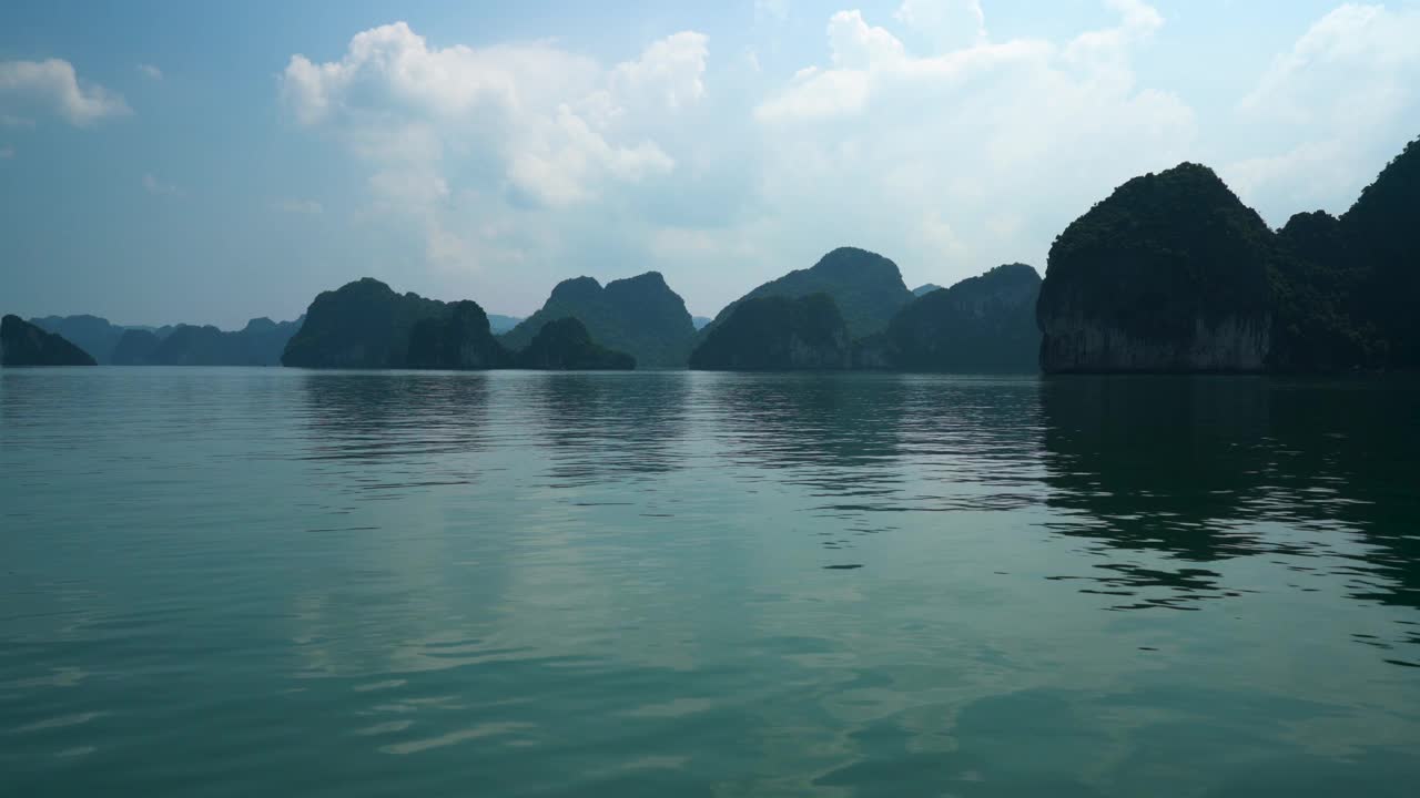 越南著名下龙湾宁静的一日游游船景观视频素材