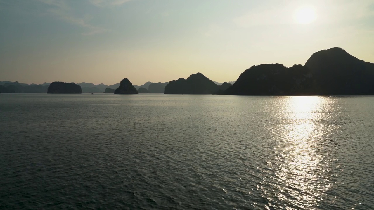 令人惊叹的下龙湾日落巡航视图，越南视频下载