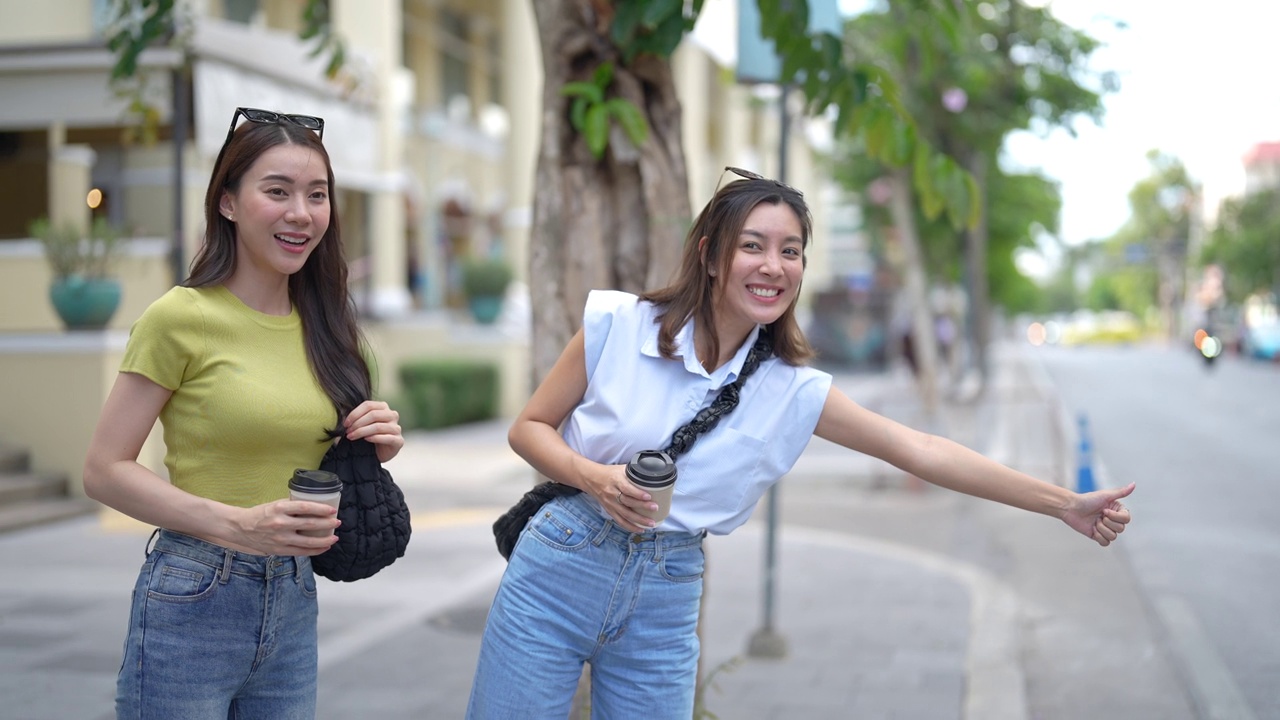 亚洲女性朋友一起愉快地旅行。视频素材