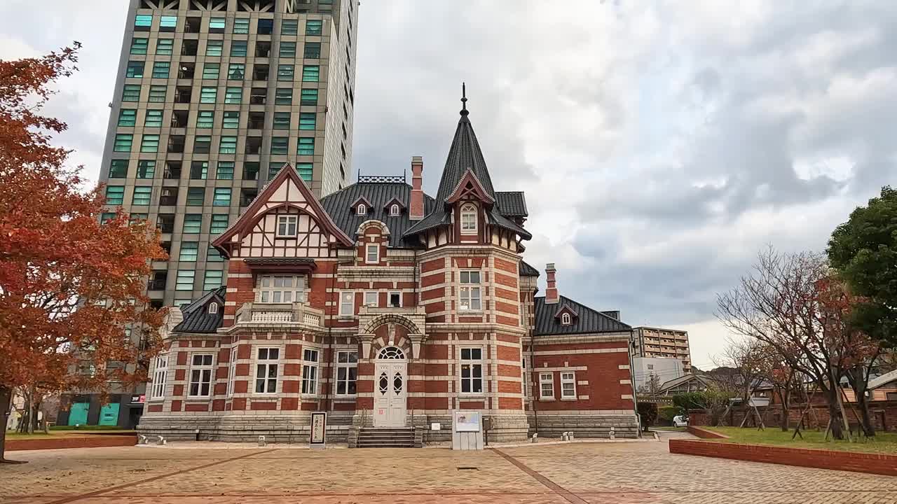 日本Mojiko复古小镇的北九州国际友谊纪念图书馆外观视频下载