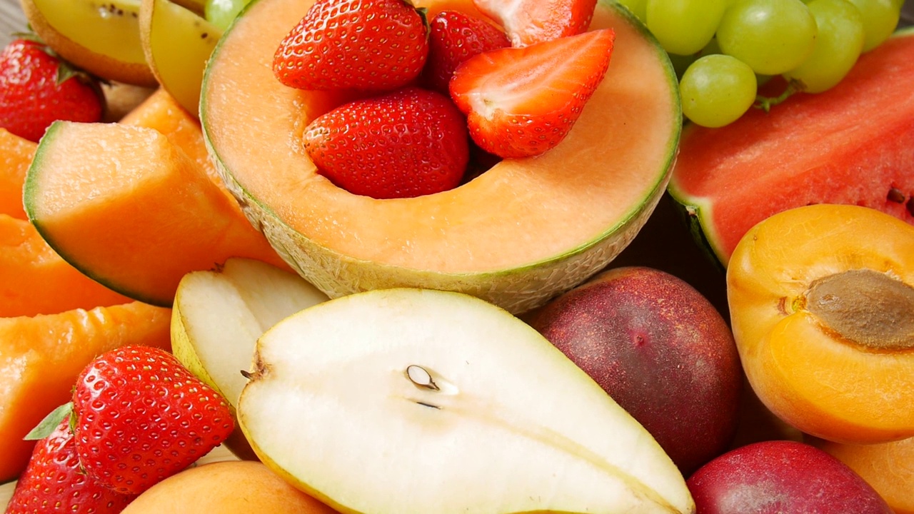水果和浆果放在盘子里。视频素材