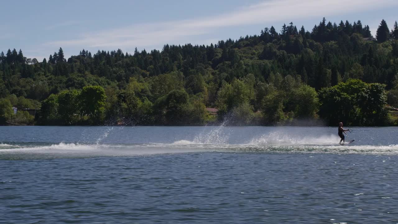 水喷在滑雪者身后，慢动作视频下载