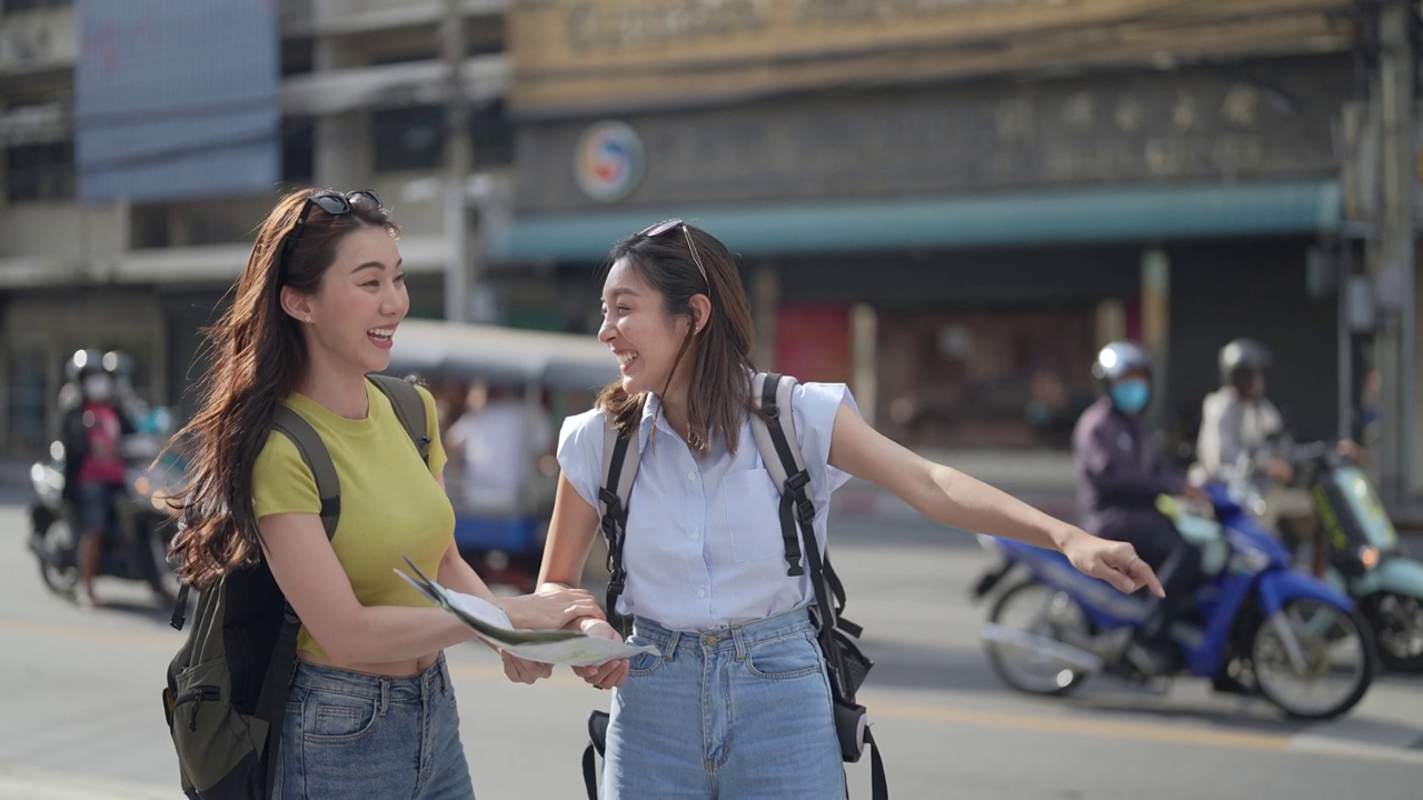 亚洲女性和朋友在度假期间游览城市。视频下载
