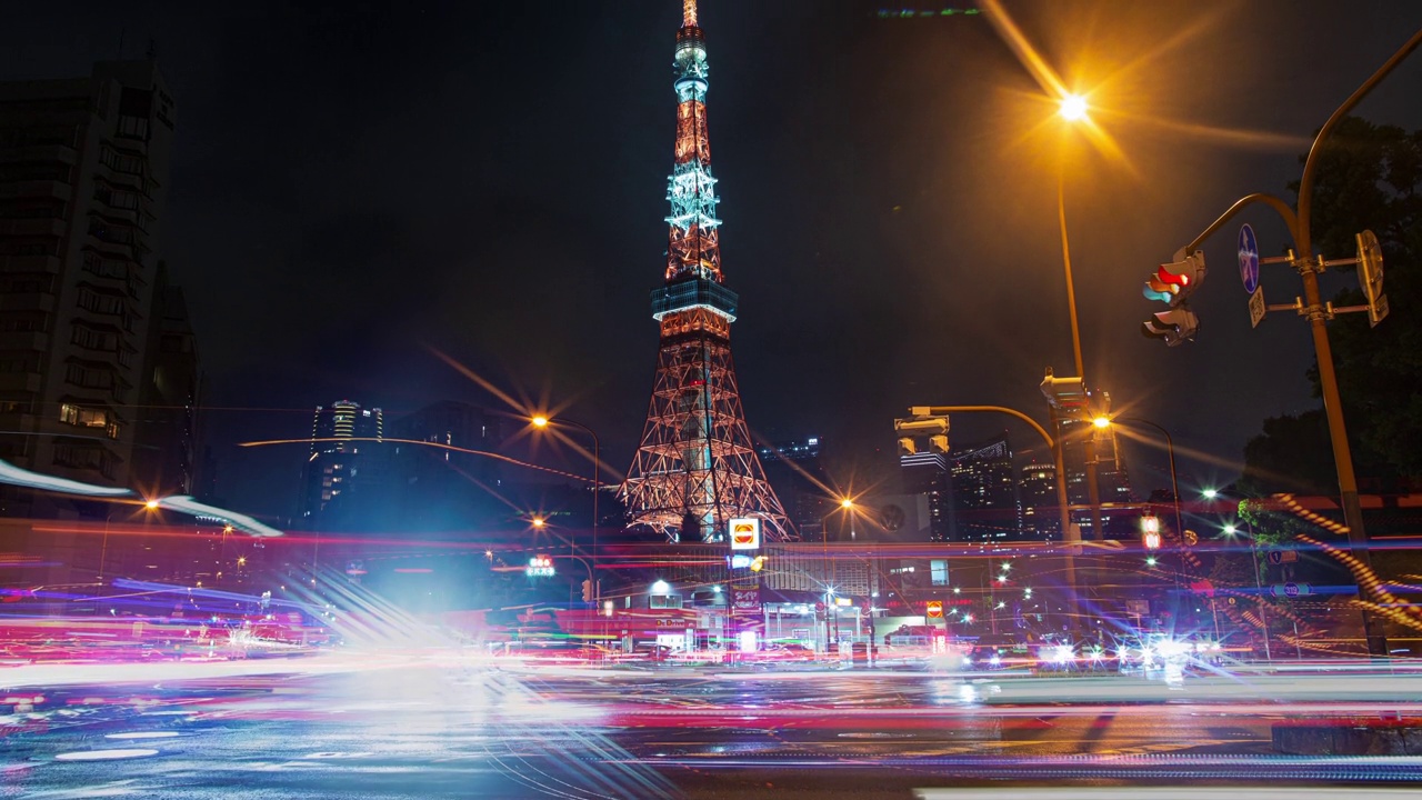 东京塔夜间交通延时灯跟踪4K城市地标视频下载