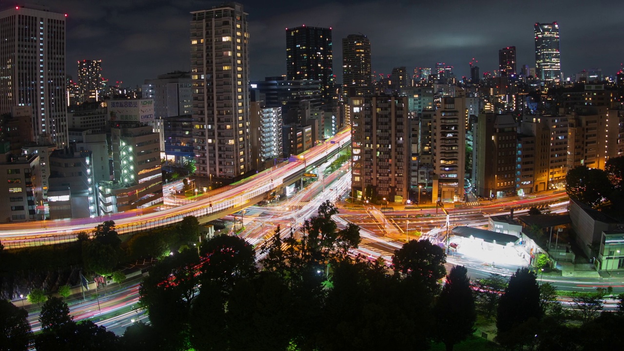 东京城市夜间交通灯轨迹延时视频下载
