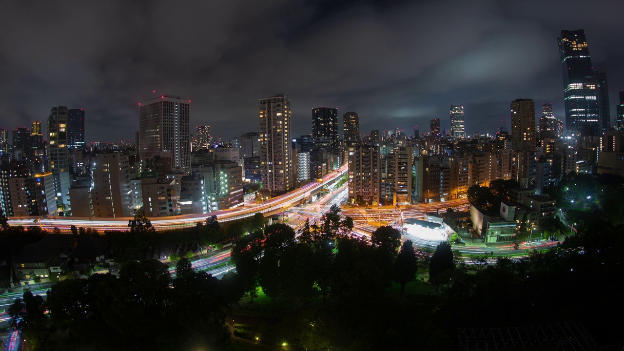 东京城市天际线夜间交通灯轨迹延时视频下载