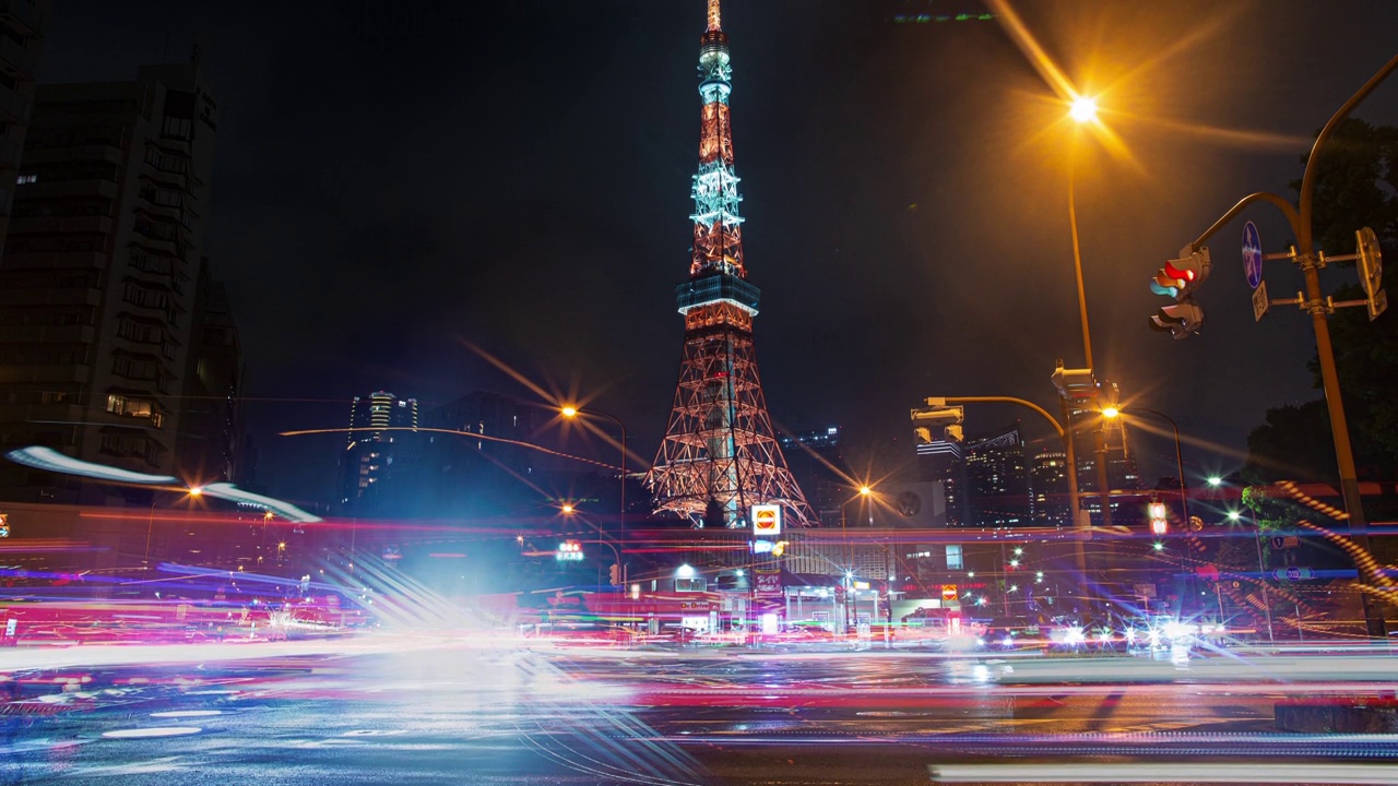 东京塔夜间交通延时灯跟踪4K城市地标视频下载