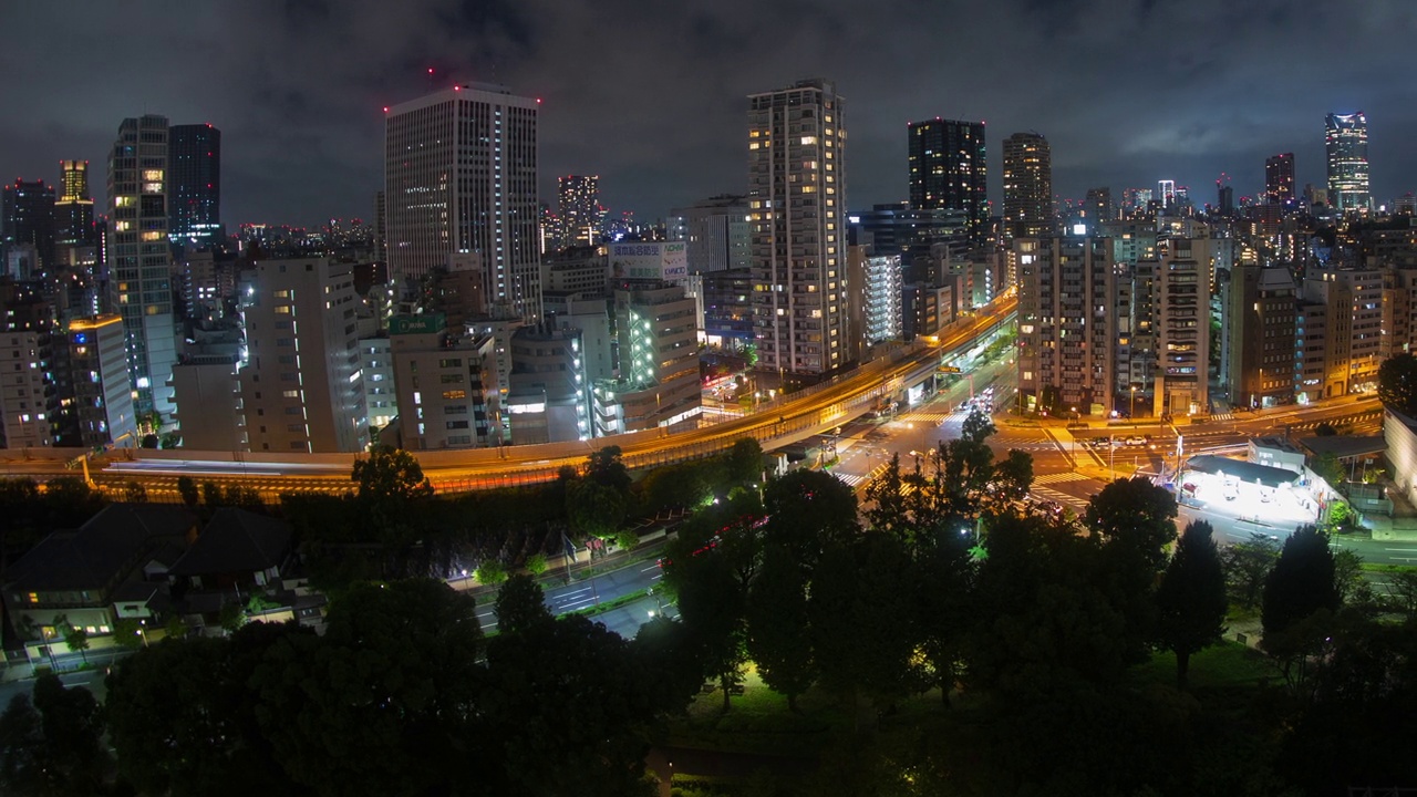 日本城市天际线夜间交通灯平移缩放时间视频下载