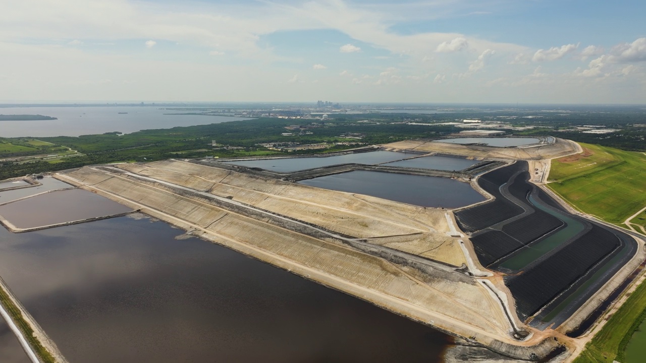 河景磷石膏堆鸟瞰图，在佛罗里达州坦帕附近的大型露天磷石膏废物储存。肥料生产工业中磷酸盐处理和加工的副产品视频素材