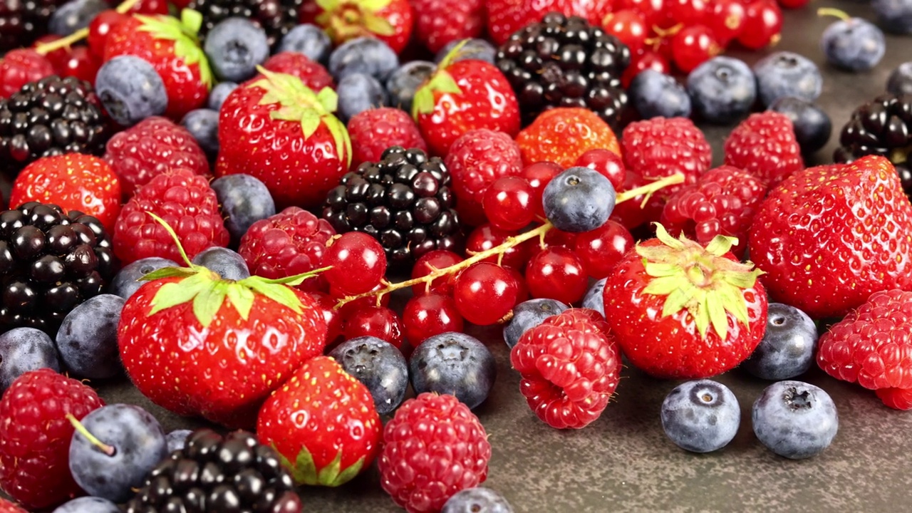 新鲜成熟的夏季浆果草莓，黑莓，蓝莓视频下载
