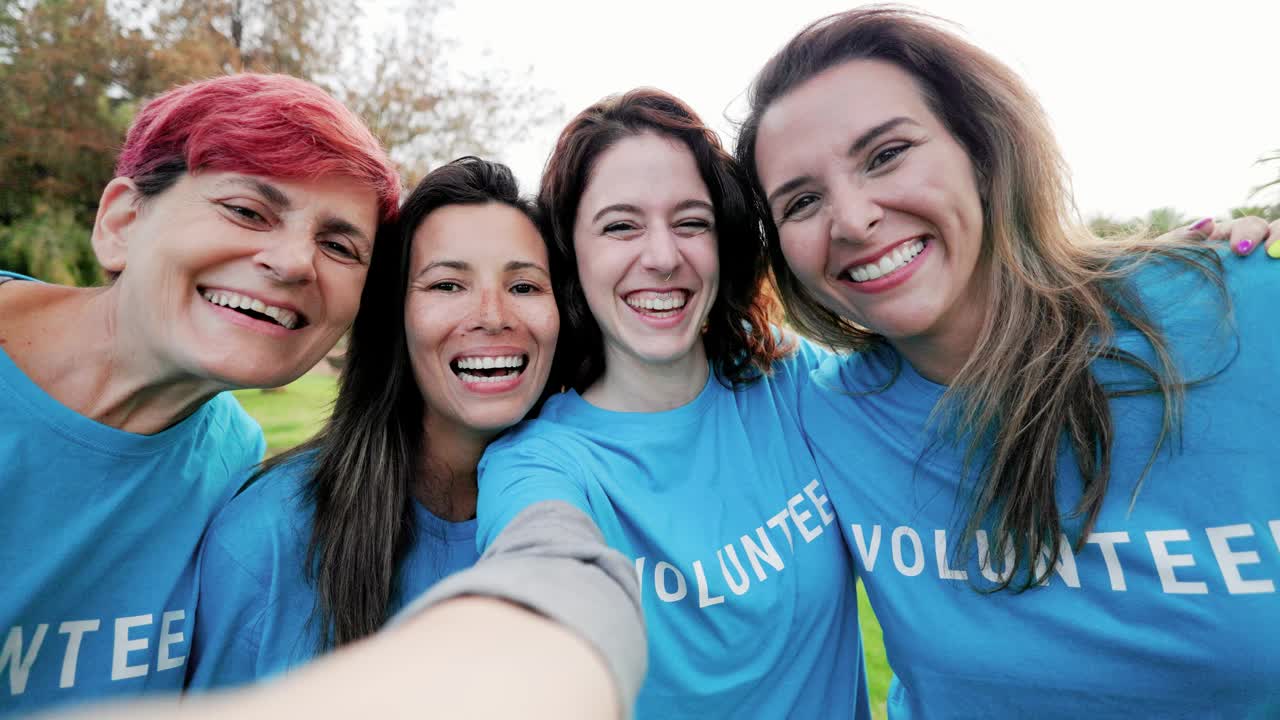 一群快乐的女性志愿者在公园城做视频通话——多代人的团队一起为地球社区提供支持视频下载